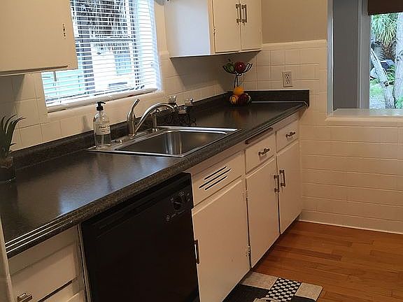 5th image of 835 19th Ave N