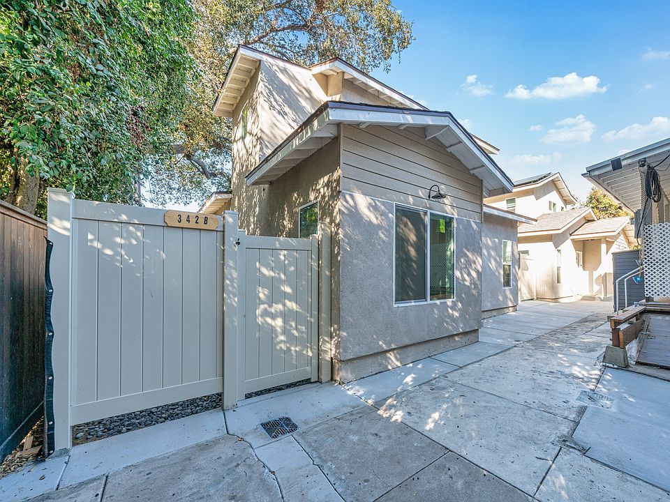 Side gate access to backyard