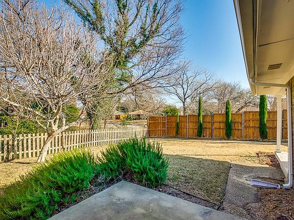 3rd image of 2703 N Cypress Cir