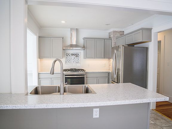 3rd image of 615 Lynn Ave