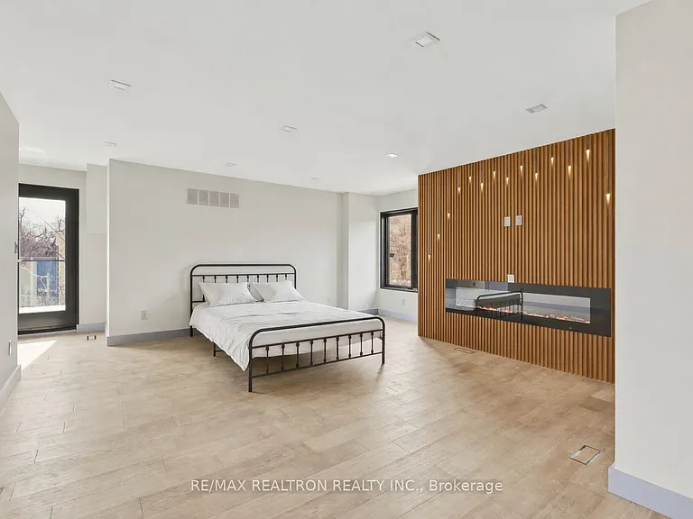 1002 Spadina Rd — Photo 33