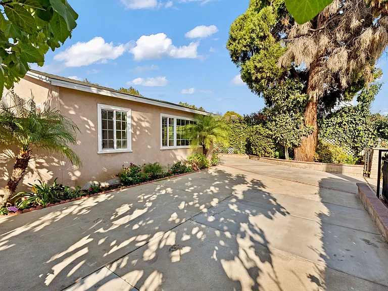 2423 San Pasqual St — Photo 4