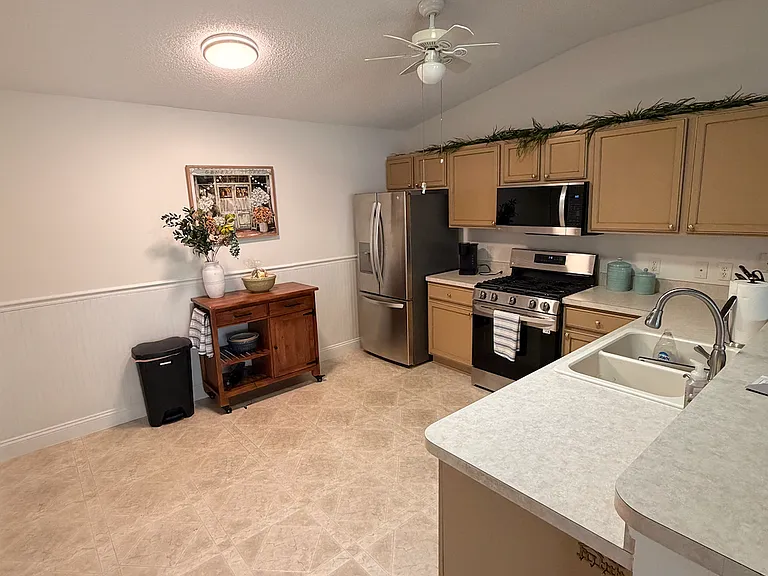 428 Canterbury Ct — Photo 5