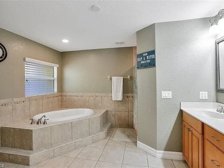 2511 NW 29th Ter — Photo 3