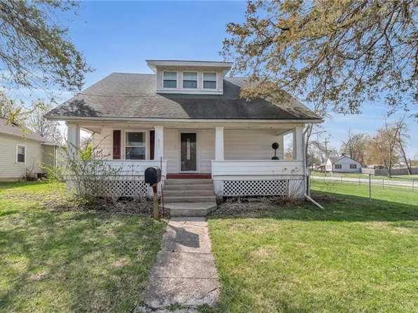 517 W 6th St, Cameron, MO 64429