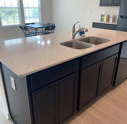 4th image of 927 Bourne Dr