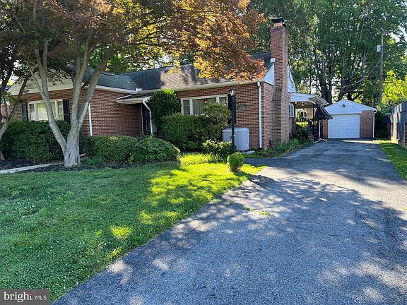 2nd image of 604 Grant Pl