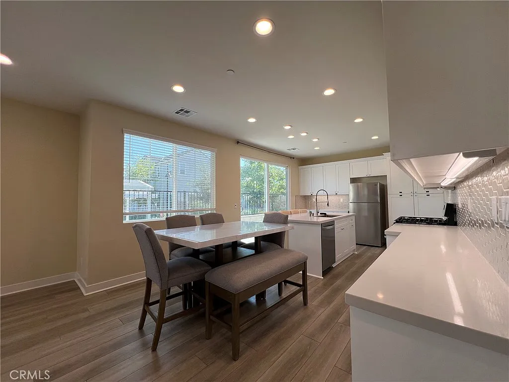 4 bed, 2213 sqft, $4,000 — Photo 4