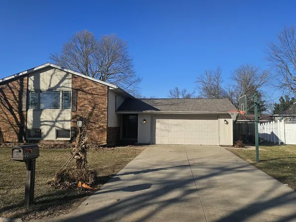 221 New Salem Dr, Canton, IL 61520