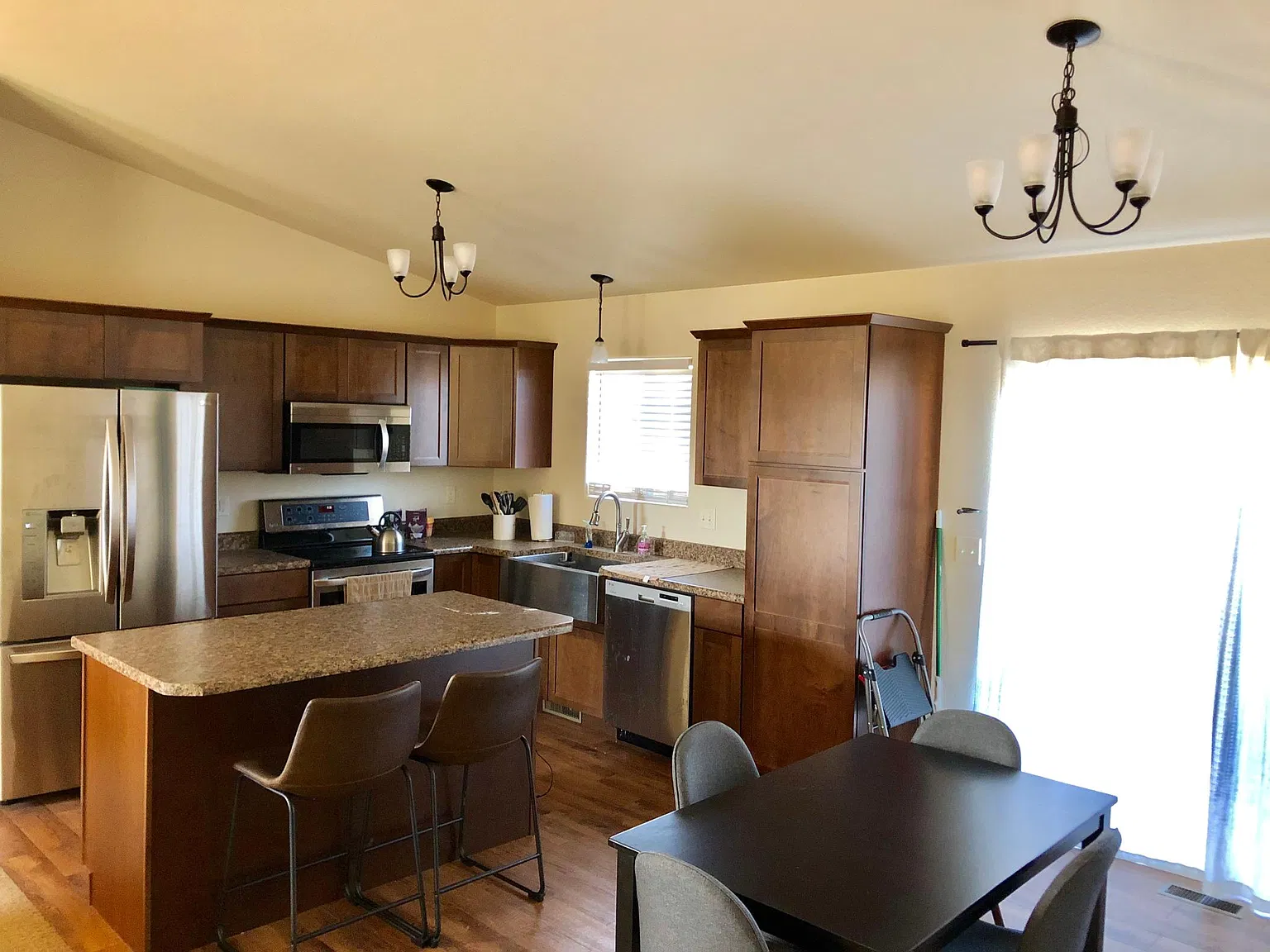 4 bed, 2080 sqft, $2,400 — Photo 4