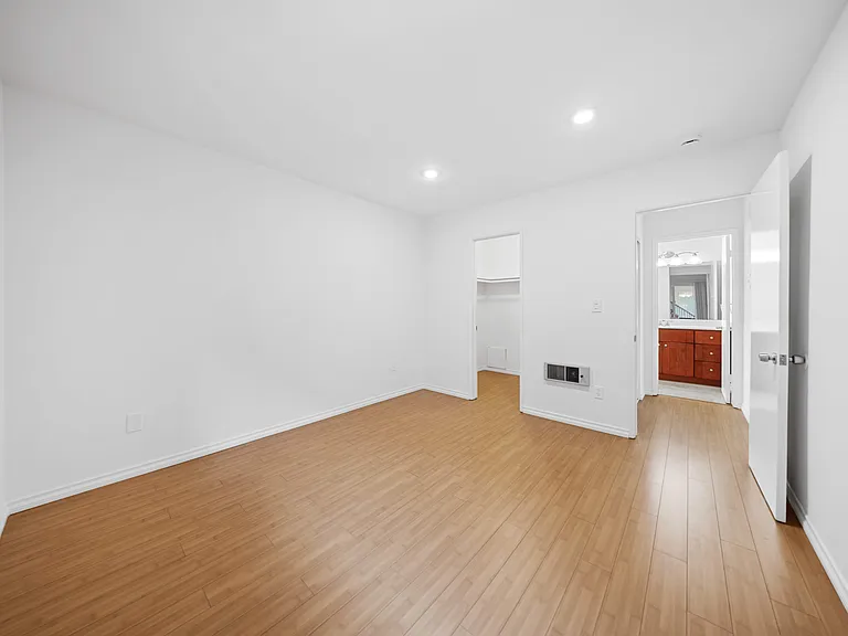 Los Patos Apartments — Photo 20