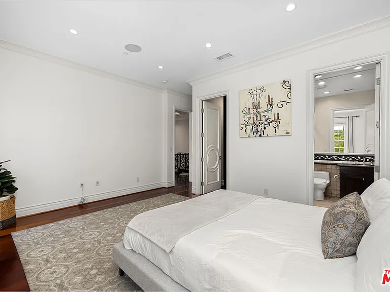 314 N Palm Dr — Photo 24