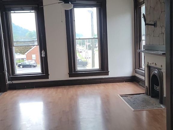 3rd image of 212 1/2 Main St
