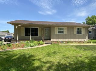 15 Julia Anne Dr NW, Cedar Rapids, IA 52405