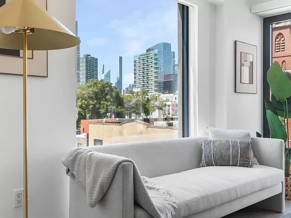 10-25 Jackson Avenue image 3 of 11