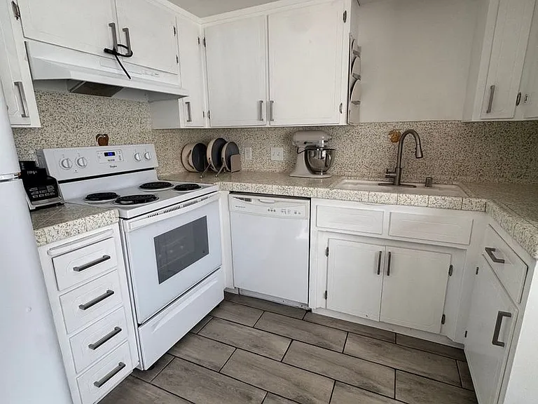 1020 E Brown Ave — Photo 8