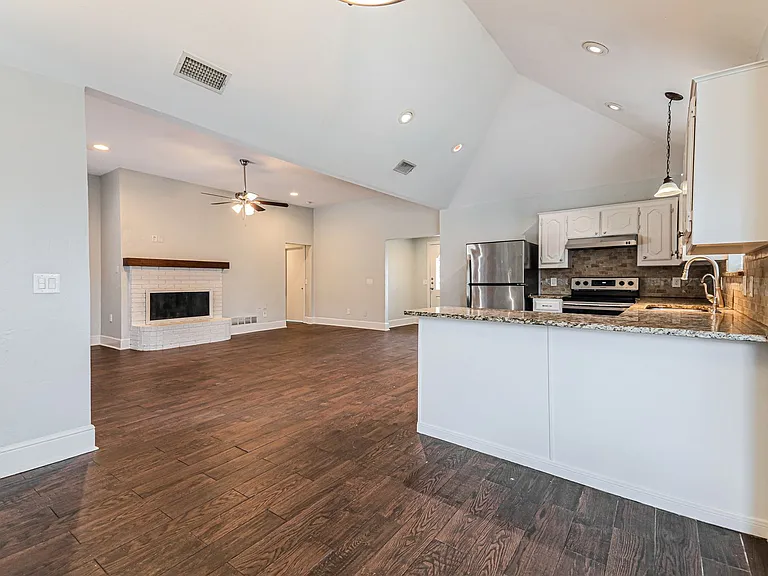 401 Kathy Ln — Photo 3