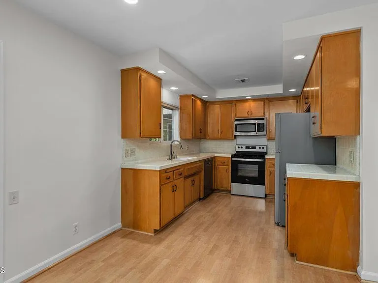 385 Cliff Dr #8 — Photo 21