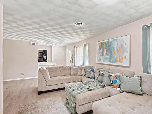 5th image of 927 Poinsettia Dr