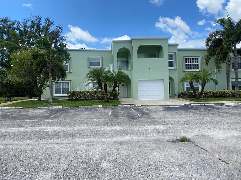 2081 SE Wild Meadow Cir — Photo 1