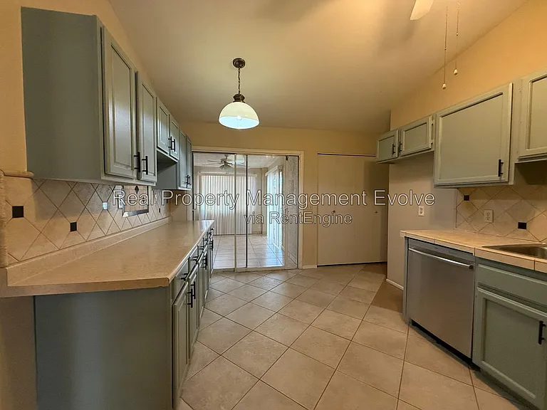 513 E Wickieup Ln — Photo 5