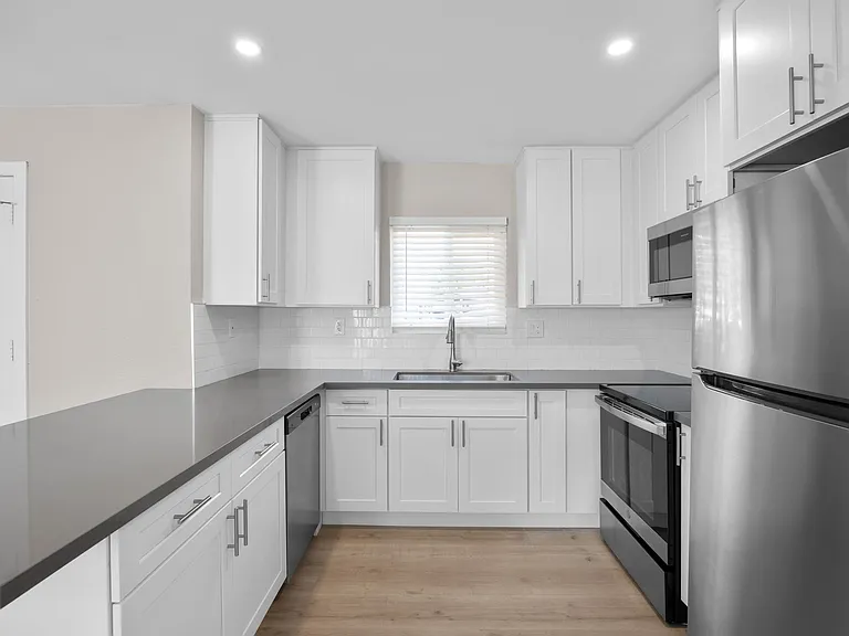 Sunset Cliffs Apartments — Photo 13
