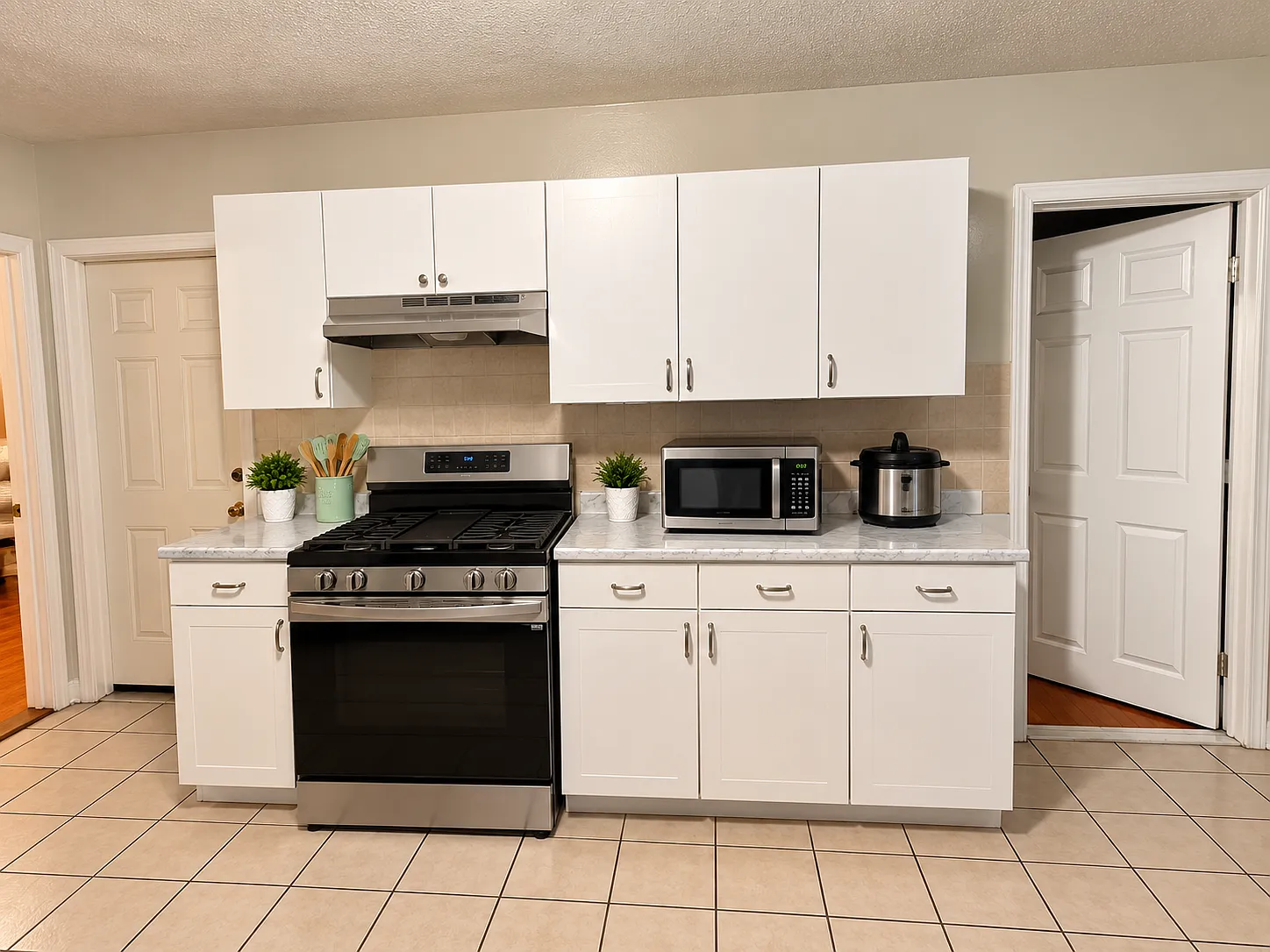 3 bed, 900 sqft, $2,800 — Photo 2