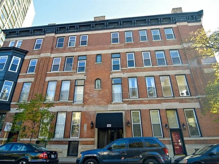 223 W Wisconsin St #2C — Photo 9