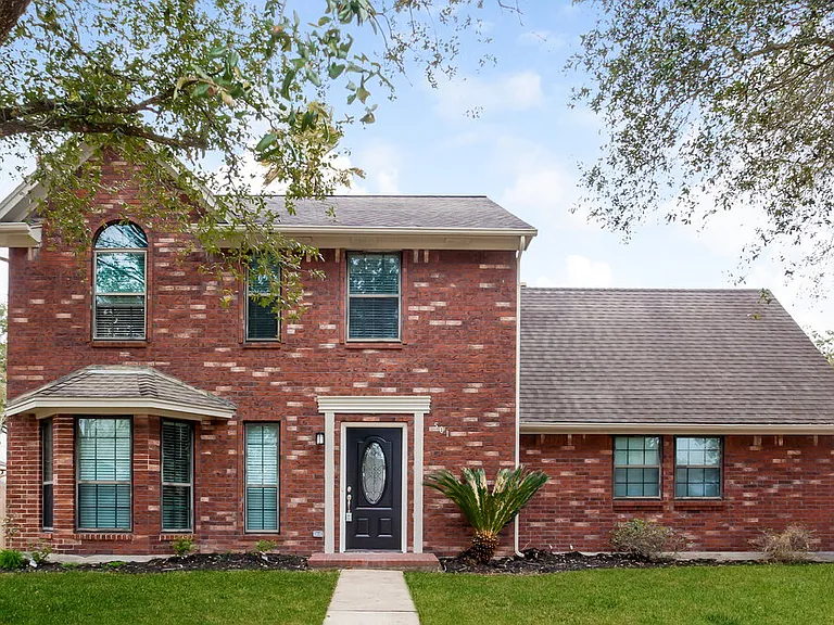 501 W Hunters Ln — Photo 1