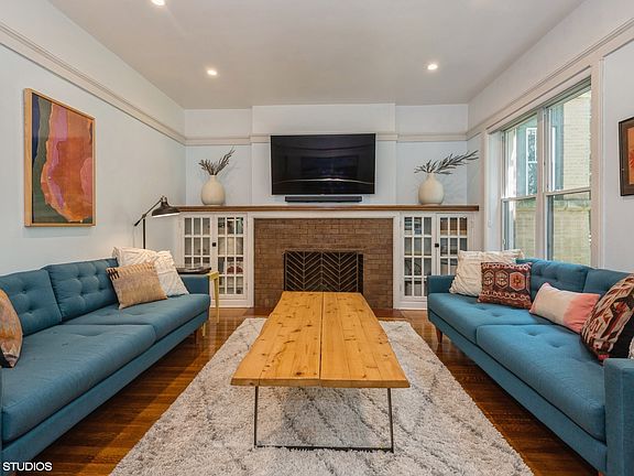3rd image of 4745 N Malden St #1S