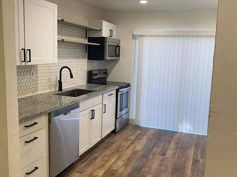 3160 E Riverside Dr — Photo 5