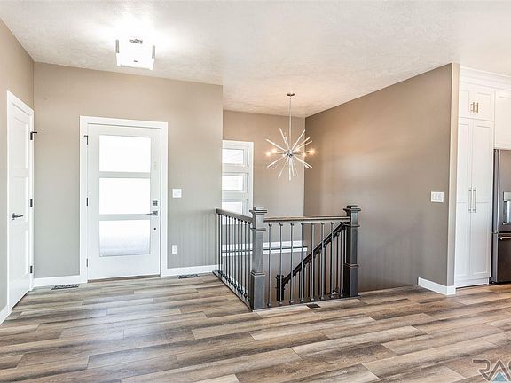 4th image of 8105 S Pinewood Ave