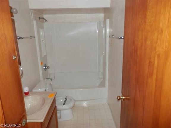 5th image of 504 N Hawkins Ave
