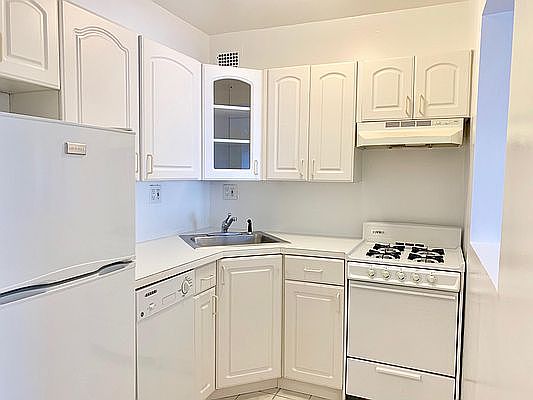 3rd image of 360 E 65th St APT 7C