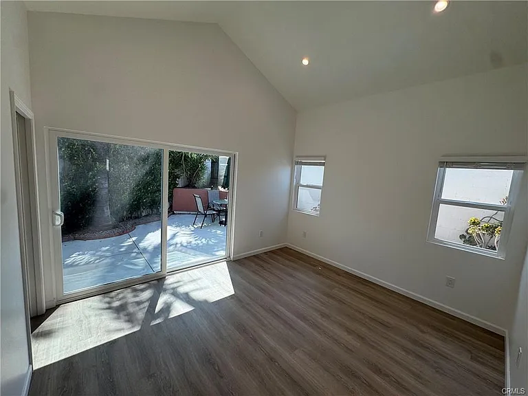 5032 Serrania Ave — Photo 21