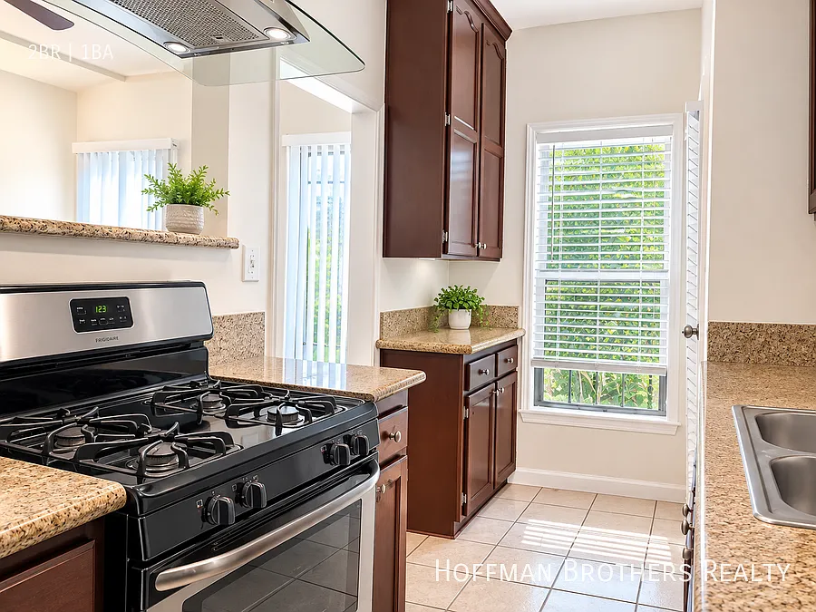 4526 Edgewood Place Los Angeles, CA 90019 — Photo 2