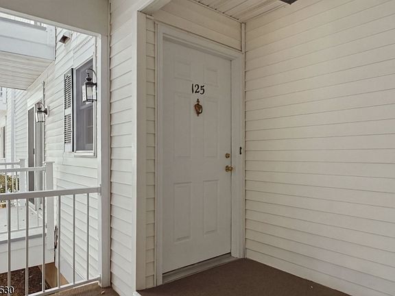 5th image of 125 Smithfield Ct