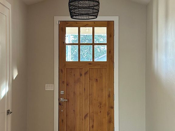 Front foyer w coat closet