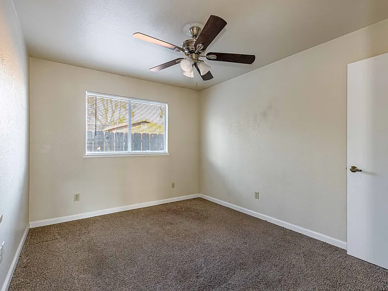 1229 W Roseburg Ave — Photo 33
