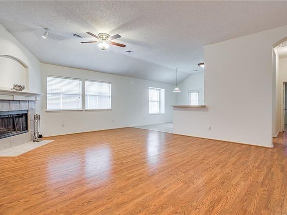 4th image of 5822 Vista Glen Ln