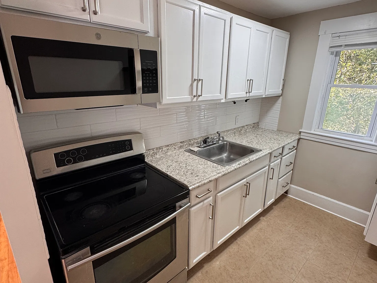 3 bed, 900 sqft, $1,950 — Photo 4