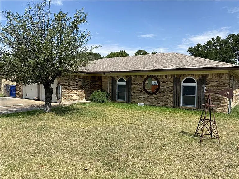 1122 Rhonda Lee St — Photo 3