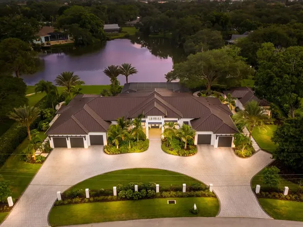 3260 E Forest Lake Dr, Sarasota, FL 34232