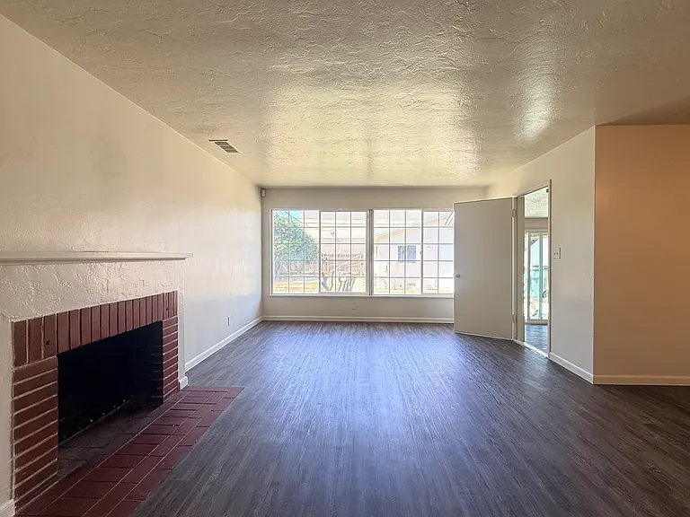 223 E Robinson Ave — Photo 13