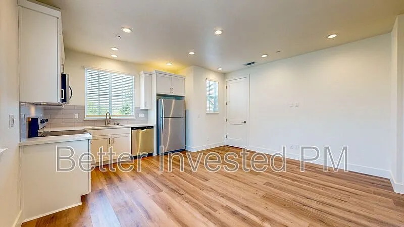 3 bed, 2.0 bath, 1000 sqft, $3,000 — Photo 2