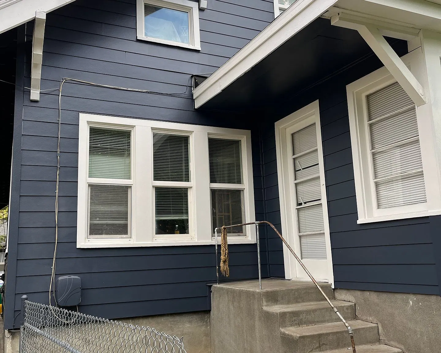 Ideal location in a Classic PDX 4-Plex! Built in book shelves and charm! — Photo 4