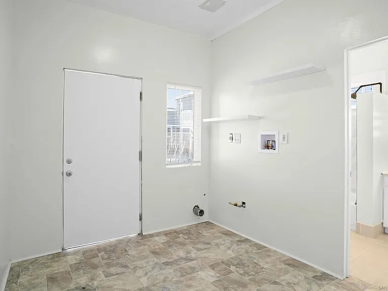 2438 Commercial St — Photo 14