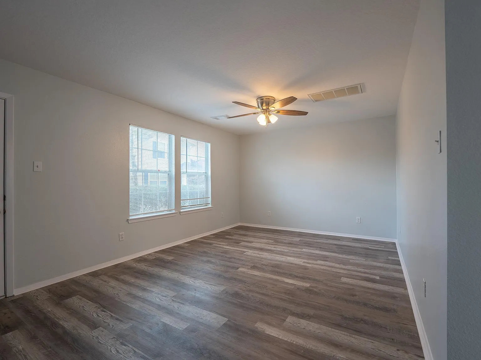 3 bed, 2.0 bath, 1340 sqft, $1,825 — Photo 4