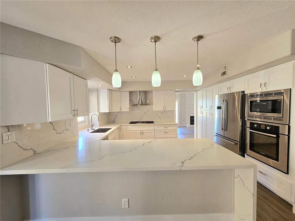 3 bed, 2.0 bath, 2466 sqft, $4,250 — Photo 4