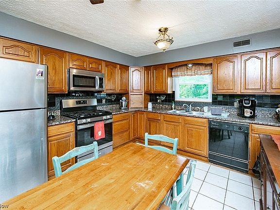 2nd image of 41559 Edgehill Dr